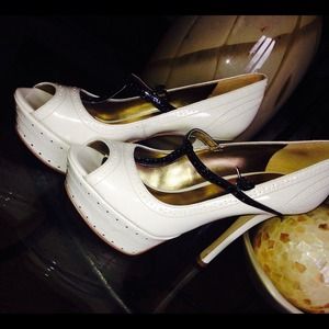 Black and white guess heels 👠