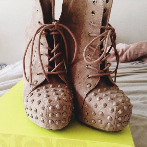 🚫🚫SOLD 🚫🚫 studded booties - Picture 2 of 2