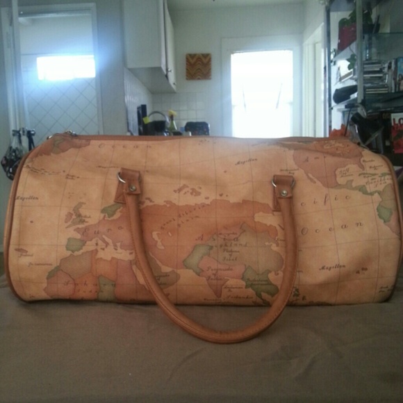 Textured travel duffle bag with world map print