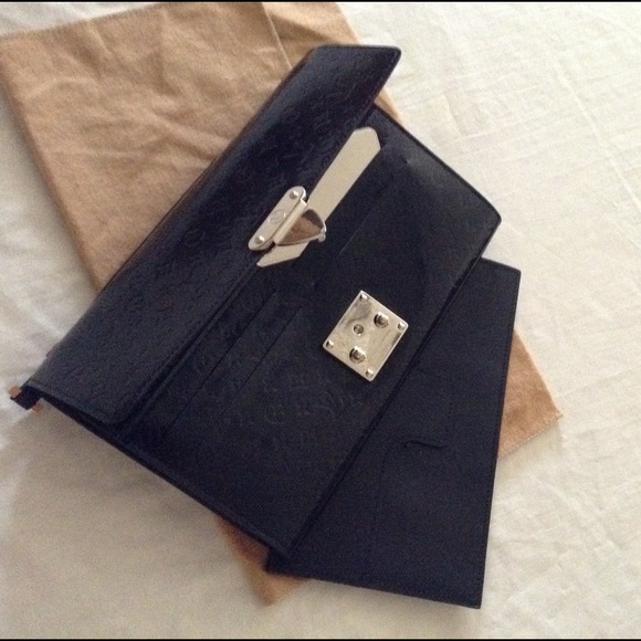 Sold Louis Vuitton Black Glacé Vernis Clutch - Picture 2 of 4