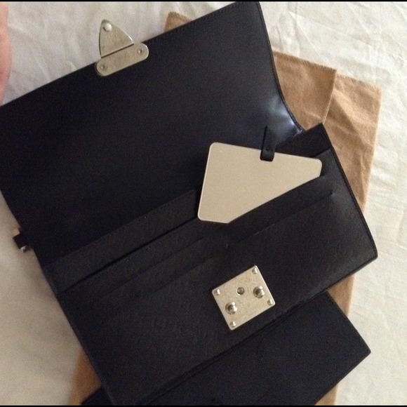 Sold Louis Vuitton Black Glacé Vernis Clutch - Picture 3 of 4