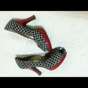 Black and white circle heals with red detail.