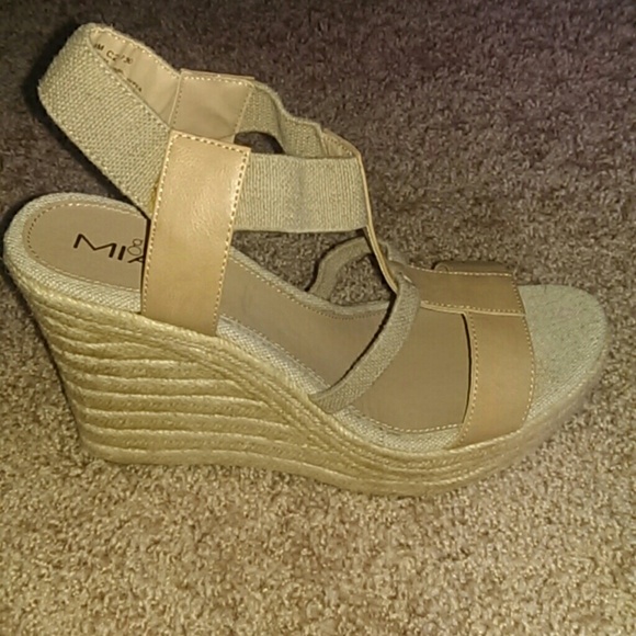 BUNDLED!!! ***HP 3/2** NWOT tan wedge sandals - Picture 2 of 3