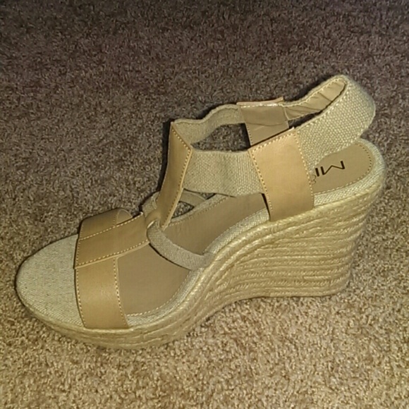 BUNDLED!!! ***HP 3/2** NWOT tan wedge sandals - Picture 3 of 3