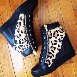 Brand New Steve Madden Zipps Black Leopard Size 10