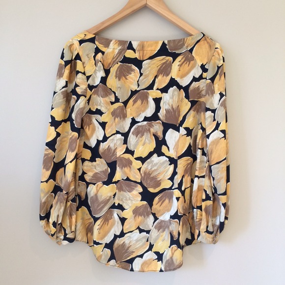 🚫SOLD IN BUNDLE🚫 Anthropologie blouse - Picture 2 of 3