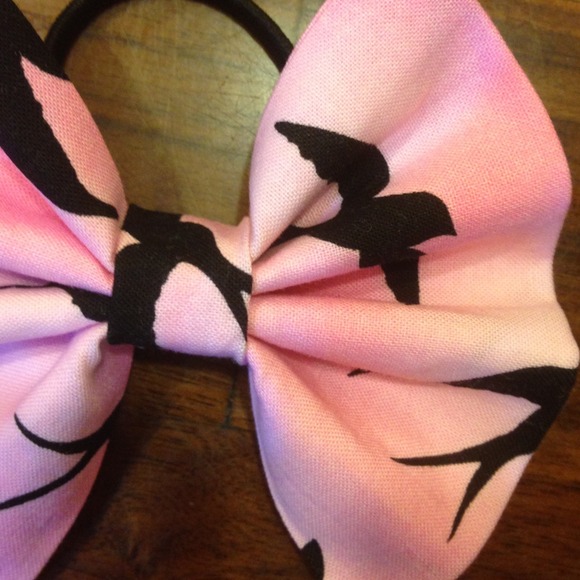 Pink Bow - Picture 2 of 4