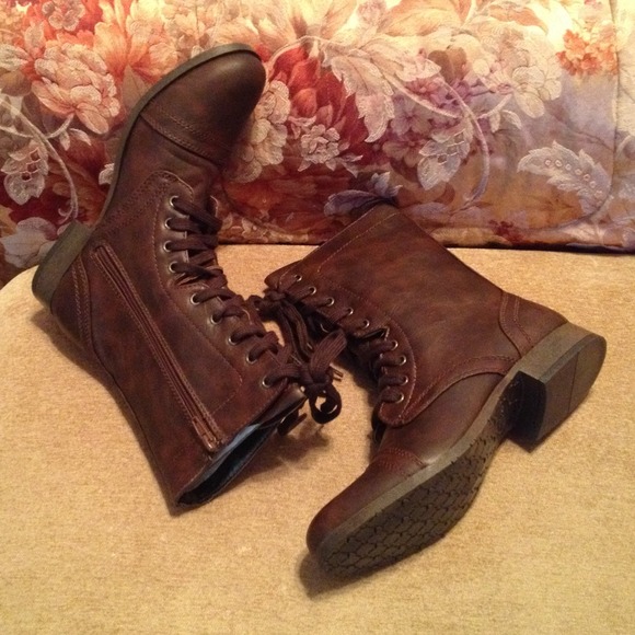 🎉 SOLD🎉  Dark Brown - Combat Boots - Picture 3 of 5