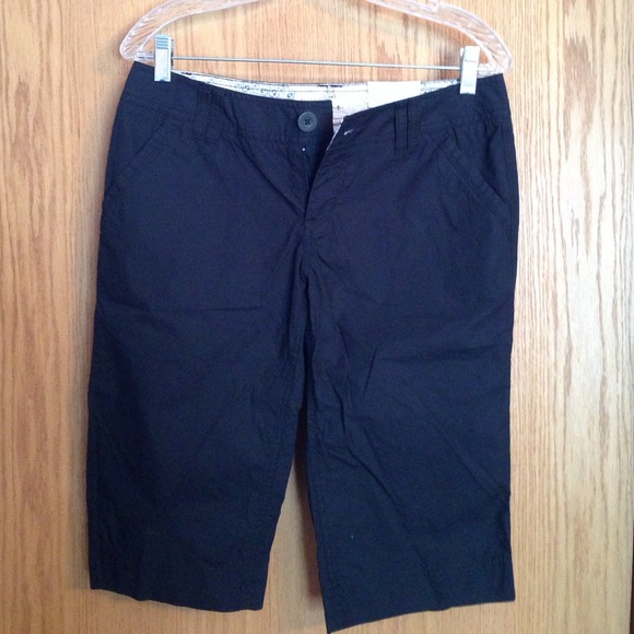 Black capris