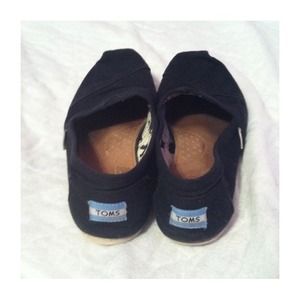 black canvas toms