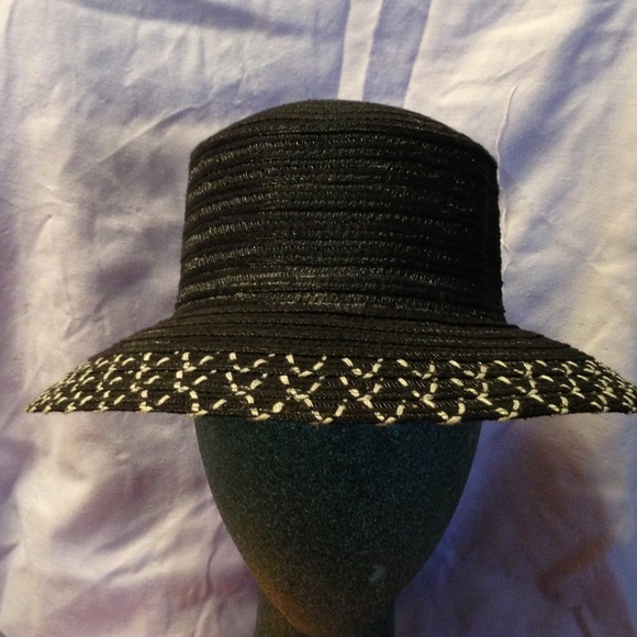 Vintage 1970s black hat with white detail