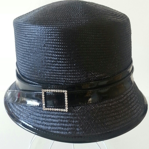 Black sraw bucket hat