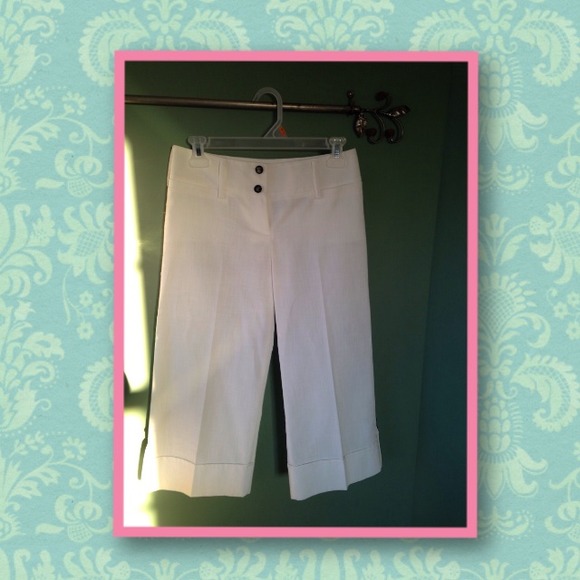 ❤️SOLD❤️Classic White Capris - Picture 2 of 3