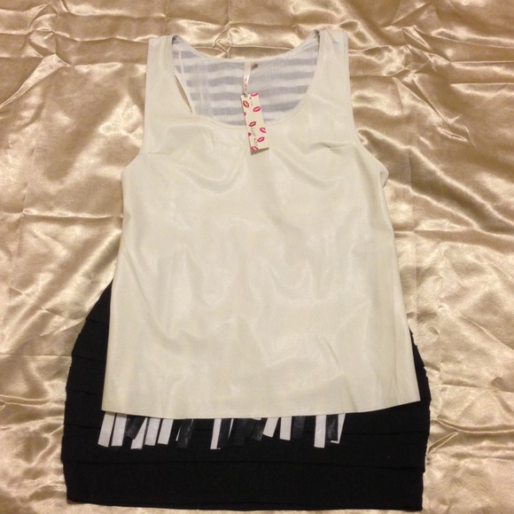 🚫SOLD In Bundle🚫Tank - Picture 2 of 4