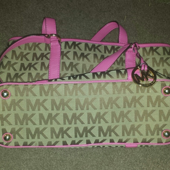 Micheal kors tote bag. .Price is frim ladies sorry