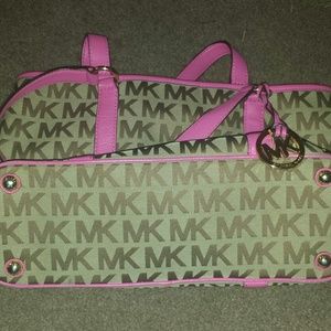 Micheal kors tote bag. .Price is frim ladies sorry