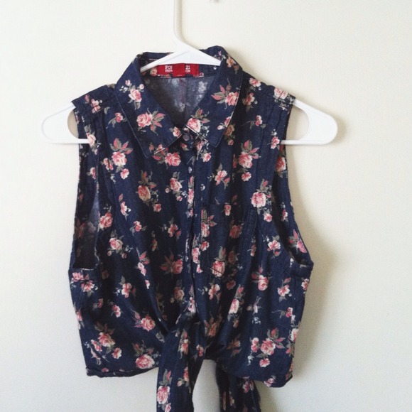 🚫SOLD🚫 Floral Denim Crop Top