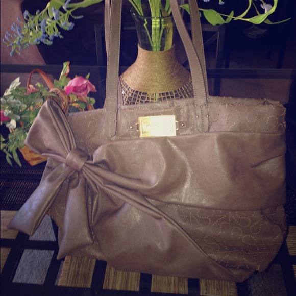 Vera Wang Handbag 💜 Bundled w/black bag