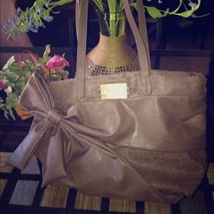 Vera Wang Handbag 💜 Bundled w/black bag