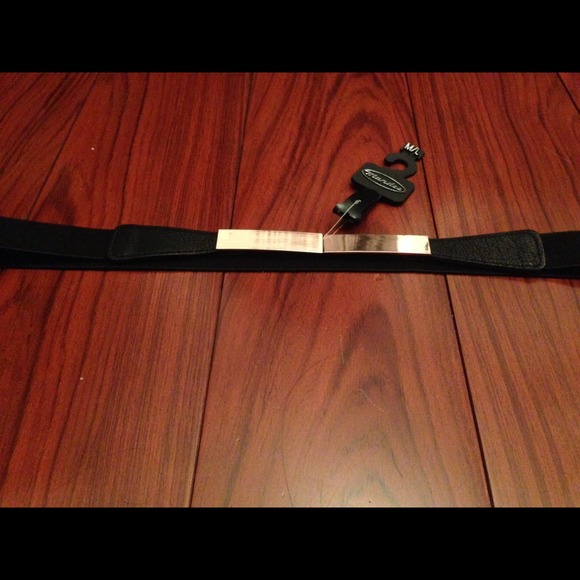 Black belt with gold buckle - Picture 2 of 2
