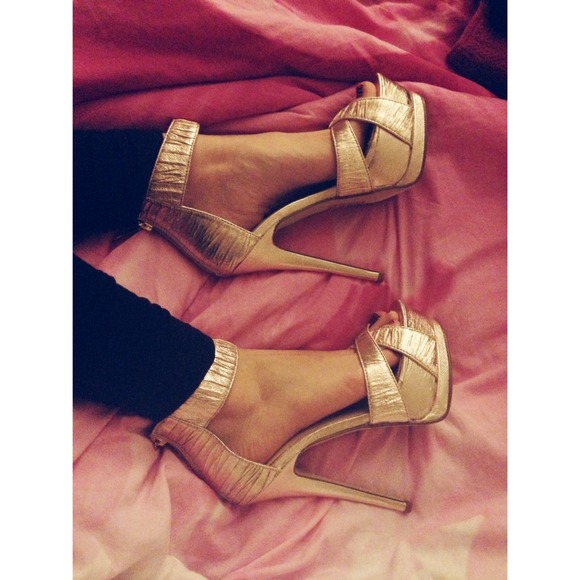 Textured metallic gold platform heel w/ zipper.