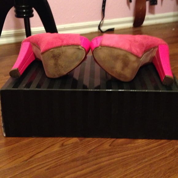 🎀 SEXY PEEP TOE PUMP🎀 - Picture 2 of 4