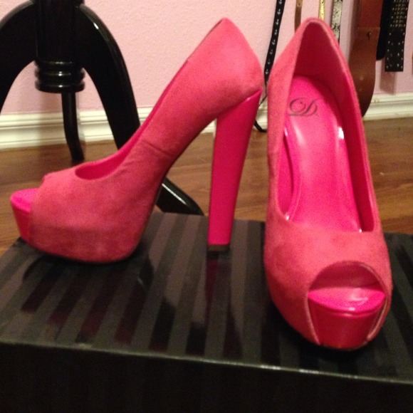 🎀 SEXY PEEP TOE PUMP🎀 - Picture 3 of 4