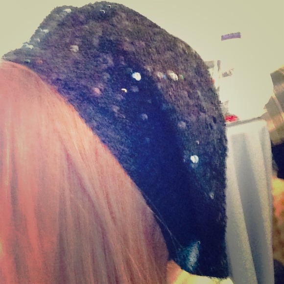 Black sparkle knitted beret.