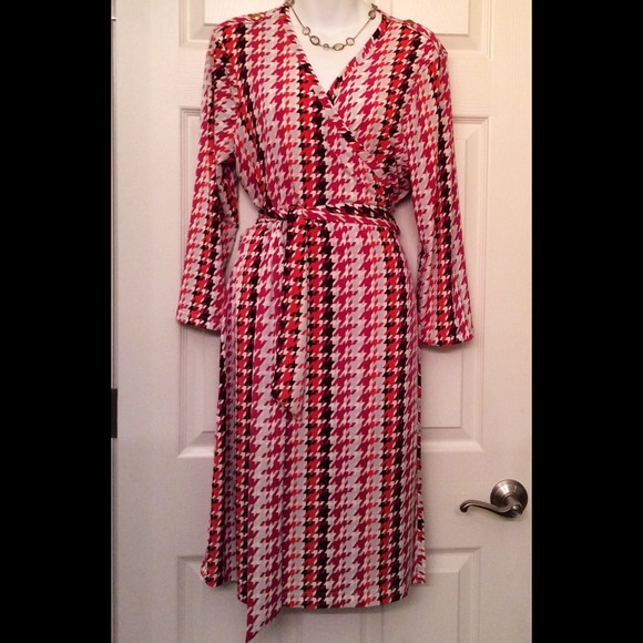 💥NWT $99 - flattering wrap dress.