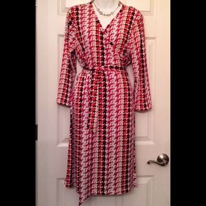 💥NWT $99 - flattering wrap dress.