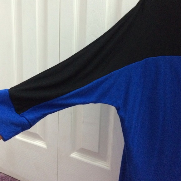 NWOT Blue & Black Color Block Full Sleeved Top - Picture 2 of 4