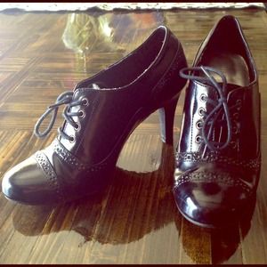 Black patent leather look oxford shoes.
