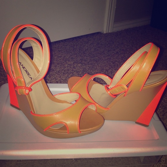 Tan and neon Orange wedges💕