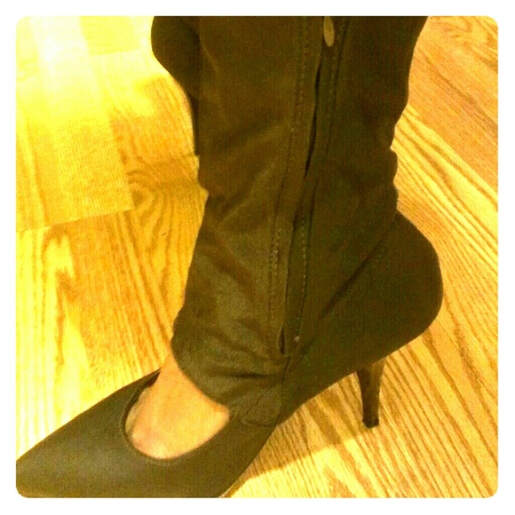 Black pump with zipper leg - Picture 1 of 4