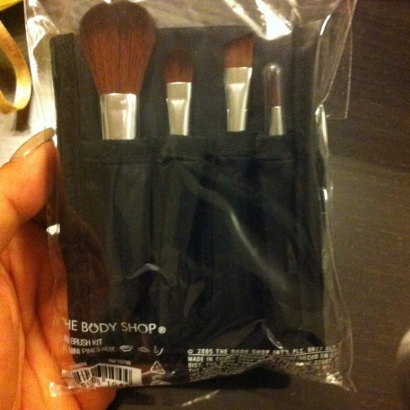The Body Shop mini brush kit w/mirror