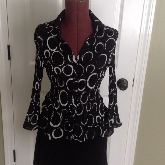 ‼️SOLD‼️$5 Black and White Dress Shirt Size Small