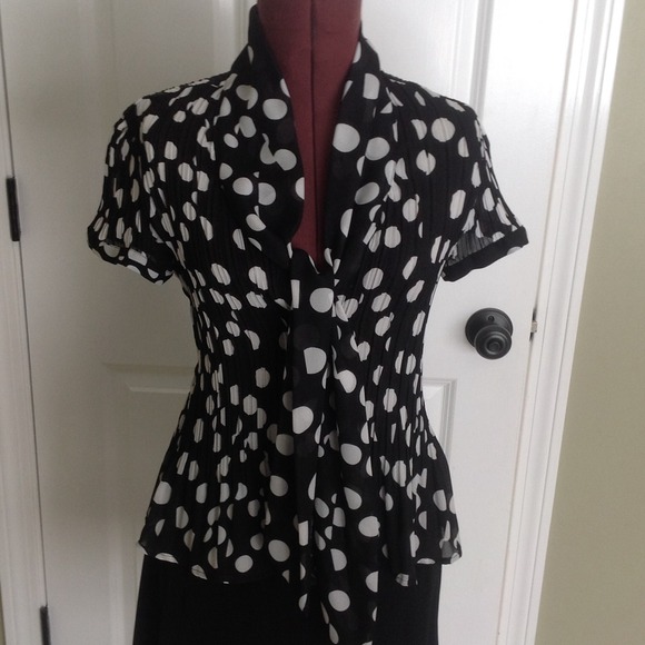 ‼️SOLD‼️ $5 Black and White Dress Shirt Size Small
