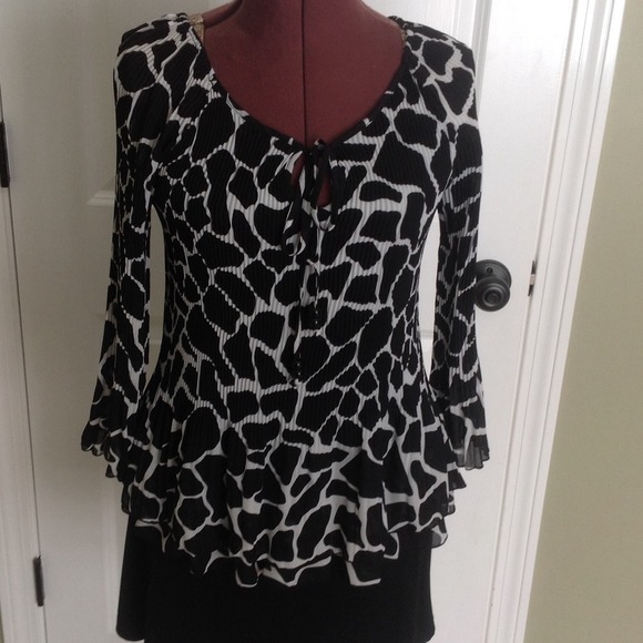 ‼️SOLD‼️ $5 Black and White Dress Shirt Size Small