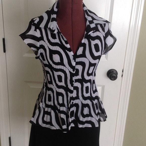 ‼️SOLD‼️ $5 Black and White Dress Top Size Small