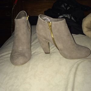 Steve Madden taupe suede booties