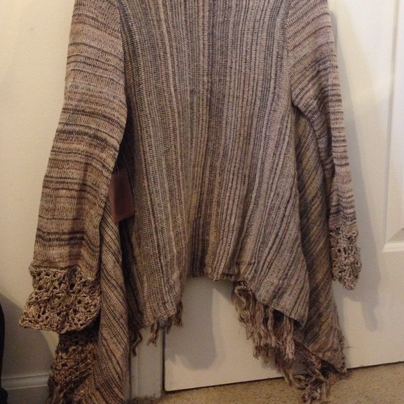 Brand new sweater - Picture 3 of 4