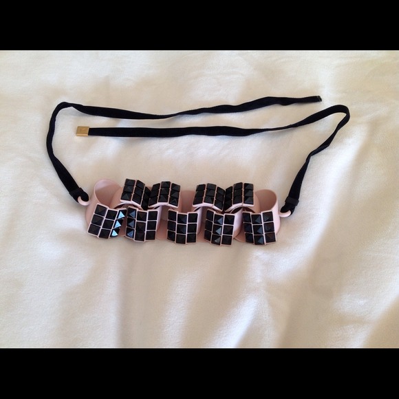 Louis Vuitton Daisy Runway SHOW Necklace - Picture 2 of 4