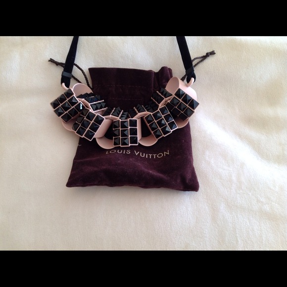 Louis Vuitton Daisy Runway SHOW Necklace - Picture 3 of 4