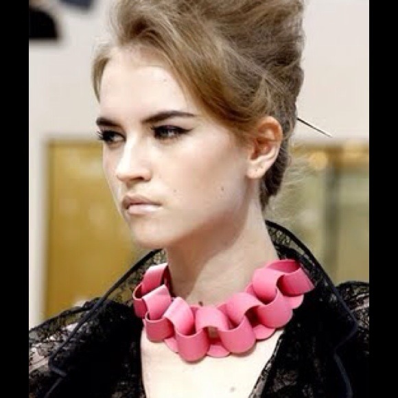 Louis Vuitton Daisy Runway SHOW Necklace - Picture 4 of 4