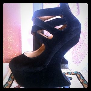 Heel less black platforms