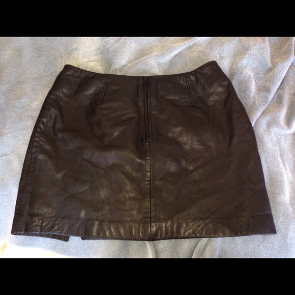 Butter soft black leather mini skirt - Picture 2 of 4