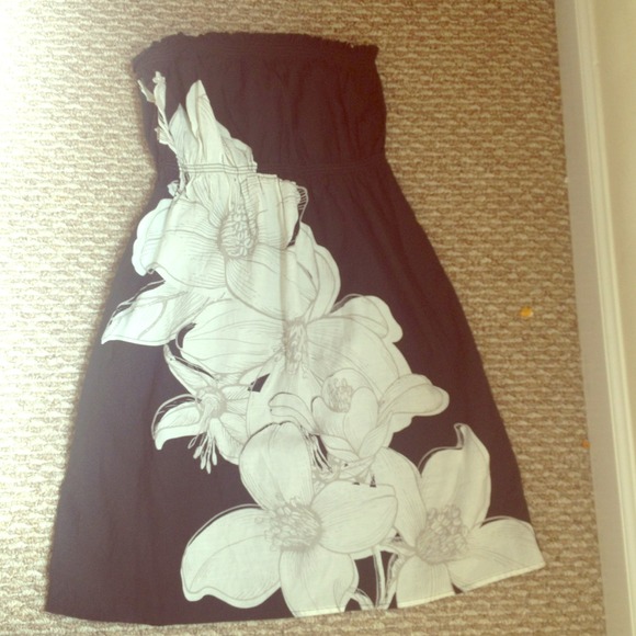 Sold! Girly strapless dress!