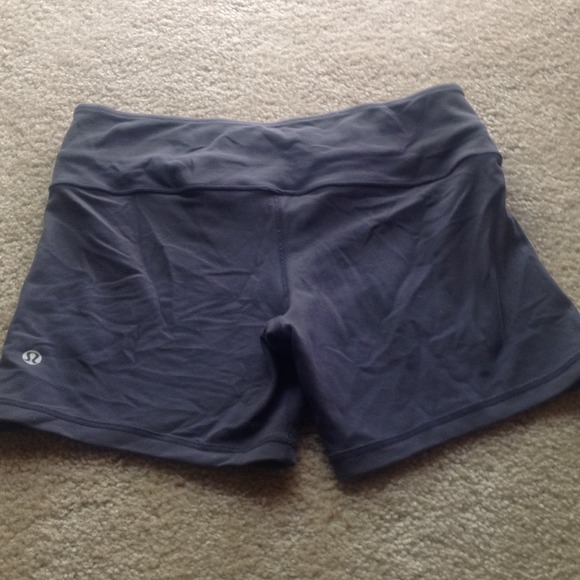 Lululemon reversible spandex shorts size 6 - Picture 2 of 2