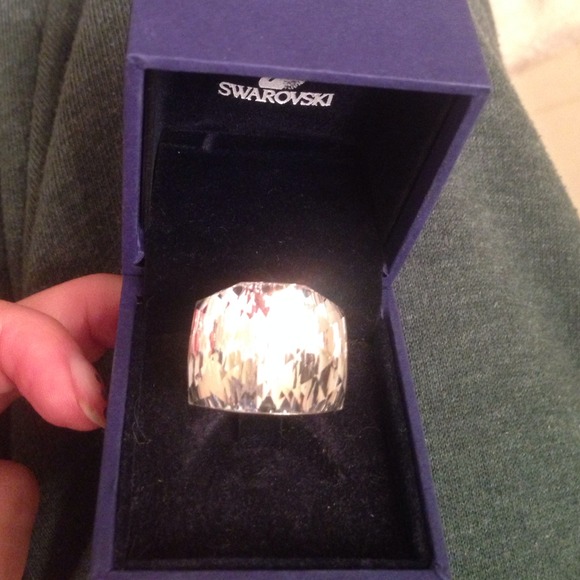 ❌SOLD ELSWHERE❌Swarovski Nirvana Crystal Ring - Picture 3 of 3