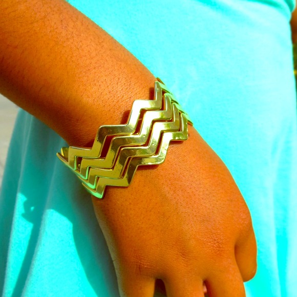 Gold Chevron bangles - Picture 1 of 4